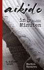 Text: "aikido in 5 Minuten, 6. Auflage (2026), Martin Navarro." Ein gefaltetes, texturiertes Tuch und ein roter Streifen links.