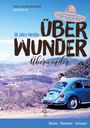 50 Jahre Mexiko: ÜBER WUNDER überwinder. Blauer VW Käfer vor Berglandschaft, Person steht daneben.
