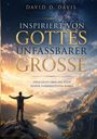 Titel: "Inspiriert von Gottes unfassbarer Größe". Autor: David D. Davis. Person mit ausgebreiteten Armen vor Berglandschaft.