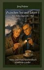 „Zwischen Tee und Tatort 3: Das Schweigen der Elbe“, zeigt ein älteres Paar mit Schlüssel und Taschenlampe an einem Fluss.