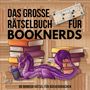 „Das große Rätselbuch für Booknerds.“ Illustration: Lila Drache liest Kreuzworträtsel, umgeben von Bücherstapeln.