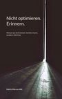Text: „Nicht optimieren. Erinnern. Warum du nicht besser werden musst, sondern ehrlicher.“ Autor: Katrin Marcus-Alic. Ein schmaler Lichtstreifen auf einem dunklen Boden.