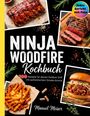 "NINJA WOODFIRE Kochbuch. 100 Rezepte für deinen Outdoor Grill mit authentischem Smoke-Aroma. Manuel Meiser." Verschiedene Fleischgerichte und Pommes, dekoriert mit Kräutern.