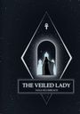 "The Veiled Lady", "Yana Hülsebusch". Illustration einer verschleierten Frau vor einem leuchtenden Tor im Weltraum.