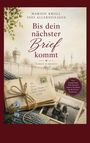 Buchtitel: "Bis dein nächster Brief kommt". Alte Briefe, zärtliche Umarmung in Schwarz-Weiß, Hintergrund mit Berliner Skyline.