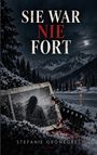 "SIE WAR NIE FORT. Stefanie Grönegres. Thriller." Dunkle Landschaft mit verschneiten Bäumen, See und einsamer Hütte.