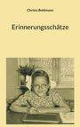 Text: "Christa Bohlmann, Erinnerungsschätze". 
Ein Mädchen mit Brille, schreibt an einem Tisch, blumiges Kleid.