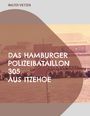 Text: „WALTER VIETZEN“, „Das Hamburger Polizeibataillon 305 aus Itzehoe“. Sepia-Foto von Menschenmassen und Gebäuden.