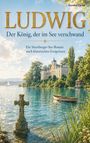 „LUDWIG - Der König, der im See verschwand“. Idylle am See mit Schloss, Boot und Segelboot im Hintergrund.