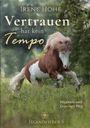 „Irene Hohe Vertrauen hat kein Tempo. Skjannis und Leysings Weg. Islandfieber 5.” Ein springendes Pferd auf einer Wiese.