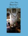Oben steht "Heike Thieme Bravety! The Tree Sisters!" Vor einer Wand mit Dekoration: Bild, Girlande, Regal und Pflanzen.
