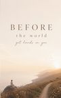 "BEFORE the world got hands on you." Eine Person sitzt auf einem Felsen, mit Blick auf das Meer bei Sonnenuntergang.