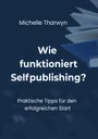 „Michelle Tharwyn: Wie funktioniert Selfpublishing? Praktische Tipps für den erfolgreichen Start.“ Bücher im Hintergrund.