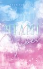 Text: "Sharleen Kamm" oben und "Miami Vibes" groß in der Mitte. Pastellfarbene Skyline und Wolken im Hintergrund.