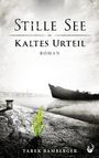 "Stille See: Kaltes Urteil. Roman von Tarek Bamberger. Ein verlassenes Schiff an einer grauen Küste mit etwas Gras."