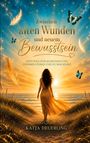 Text: „Zwischen alten Wunden und neuem Bewusstsein“. Frau am Strand im Sonnenuntergang, umgeben von Schmetterlingen und Federn.