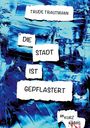„TRUDE TRAUTMANN - DIE STADT IST GEPFLASTERT. 25 KURZKRIMIS.“ Hintergrund in abstraktem Blau mit weißen Textflächen.