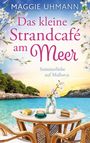 Text: "Maggie Uhmann, Das kleine Strandcafé am Meer, Sommerliebe auf Mallorca." Ein Tisch mit Gebäck, Kaffee, Vase am Meeresufer.