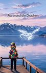 Eine Person in bunter Kapuzenjacke steht auf einem Steg vor einem See, darüber ein leuchtender Drache und Berglandschaft.