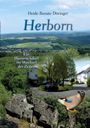 "Heide-Renate Döringer, Herborn. Ein Hunsrückdorf im Wechsel der Zeiten." Landschaft mit Dorf, Felsen, Vogel.