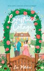 "Lovestruck Cottage" steht in weißer Schrift auf einem Blumenbogen. Darunter ein Mann, eine Frau und ein Schaf vor einem Cottage.
