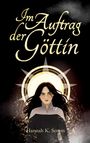 "Im Auftrag der Göttin" in goldener Schrift, darunter "Hannah K. Semm". Illustration einer Frau vor hellem Kreis.