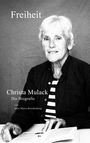 „Freiheit“ und „Christa Mulack – Die Biografie von Julia Maria Brandenburg“. Frau mit kurzem Haar, hält ein Buch.