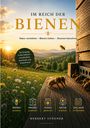 Titel: "Im Reich der Bienen". Bienen fliegen um einen Bienenstock bei Sonnenuntergang auf einer Wiese voller Blumen.