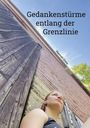 Gedankenstürme entlang der Grenzlinie. Hannah Gioia. Aus ungewöhnlichem Winkel: Person neben alter Holzfassade, blauer Himmel.
