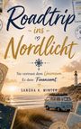 „Roadtrip ins Nordlicht. Sie vertraut dem Universum. Er dem Finanzamt.“ Sandra K. Winter. Strand mit Van und Leuchtturm.