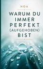 Text: NOA. WARUM DU IMMER PERFEKT (AUFGEHOBEN) BIST. Im Hintergrund Wassertropfen auf Federn.