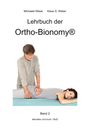 Lehrbuch der Ortho-Bionomy®, Band 2. Ein Mann behandelt eine liegende Person in grauer Kleidung.