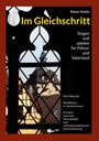 „Im Gleichschritt: Singen und spielen für Führer und Vaterland.“ Foto durch gotisches Fenster einer Altstadt.