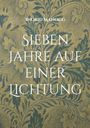 Text: "SIEBEN JAHRE AUF EINER LICHTUNG" von Ingrid Manogg. Hintergrund: Blaues pflanzliches Muster.