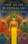Text: "Ode an die Buddhas des Regenbogens". Eine farbenfrohe Illustration von fünf meditierenden Buddha-Figuren.
