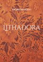 "INGRID MANOGG" oben, "LITHADORA" unten. Darunter florales Muster in Braun auf orangefarbenem Hintergrund.