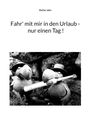 Text: „Fahr' mit mir in den Urlaub - nur einen Tag!“ Zwei Vögel aus Metall tragen Hüte, Umgebung aus Steinen und Pflanzen.