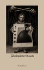 "Wiesbadener Raum" oben, "Sascha Büttner" unten. Illustration eines Kindes als Marionette, das ein wissenschaftliches Bild hält.