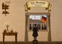 "Ich, Mathilde", historisch inspiriertes Vorlesebuch, Banner-Stil. Kind schaut aus Fenster, Fahne draußen, alte Kleidung.