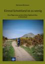 „Einmal Schottland ist zu wenig“ steht oben. Unten läuft eine Person mit Rucksack auf einem Pfad in hügeliger Landschaft.