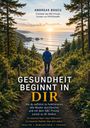 ANDREAS BOSCU. GESUNDHEIT BEGINNT IN DIR. Person auf Waldweg mit Meerblick bei Sonnenuntergang.