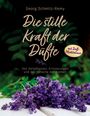 „Die stille Kraft der Düfte“ von Georg Schmitz-Remy. Lavendel auf hellem Holz, grüner Hintergrund.