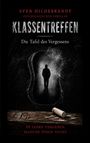 „Klassentreffen: Die Tafel des Vergessens“; dunkle Figur auf grauem Hintergrund, Kreide und Holzuntergrund.