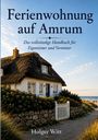 „Ferienwohnung auf Amrum“ mit idyllischem Reetdachhaus am Strand und blauem Himmel im Hintergrund.