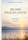 "Die leise Sprache Gottes. Hinhören. Verstehen. Leben." zeigt einen Sonnenuntergang über einem See mit Hügeln im Hintergrund.