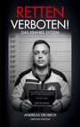 RETTE̵N̵ VERBOTEN! DAS KRANKE SYSTEM. Ein Mann in Uniform vor einer Höhenmesswand hält ein Schild.