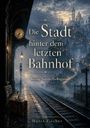 „Die Stadt hinter dem letzten Bahnhof. Keine Sonderbefugnis.“ Eine mystische Szenerie mit Gleisen und einer fernen Stadt.