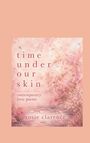 "Time under our skin" in rosa Buchstaben, blumiges, pastellrosa Design mit einer zarten Uhr.