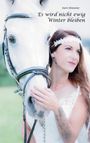„Karin Wiesener - Es wird nicht ewig Winter bleiben“. Frau in Brautkleid mit weißem Pferd, Hand auf seiner Schnauze.