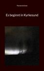 „Thorsten de Groot. Es beginnt in Kyrkesund.” Unscharfes Bild eines dunklen, nebligen Landschaftsbereichs.